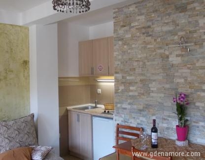 Appartamenti "AMFORA", , alloggi privati a Djenović, Montenegro - Leut